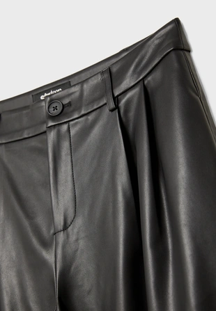 Брюки с защипами из искусственной кожи- Заказать в России