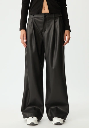 Брюки с защипами из искусственной кожи- Заказать в России