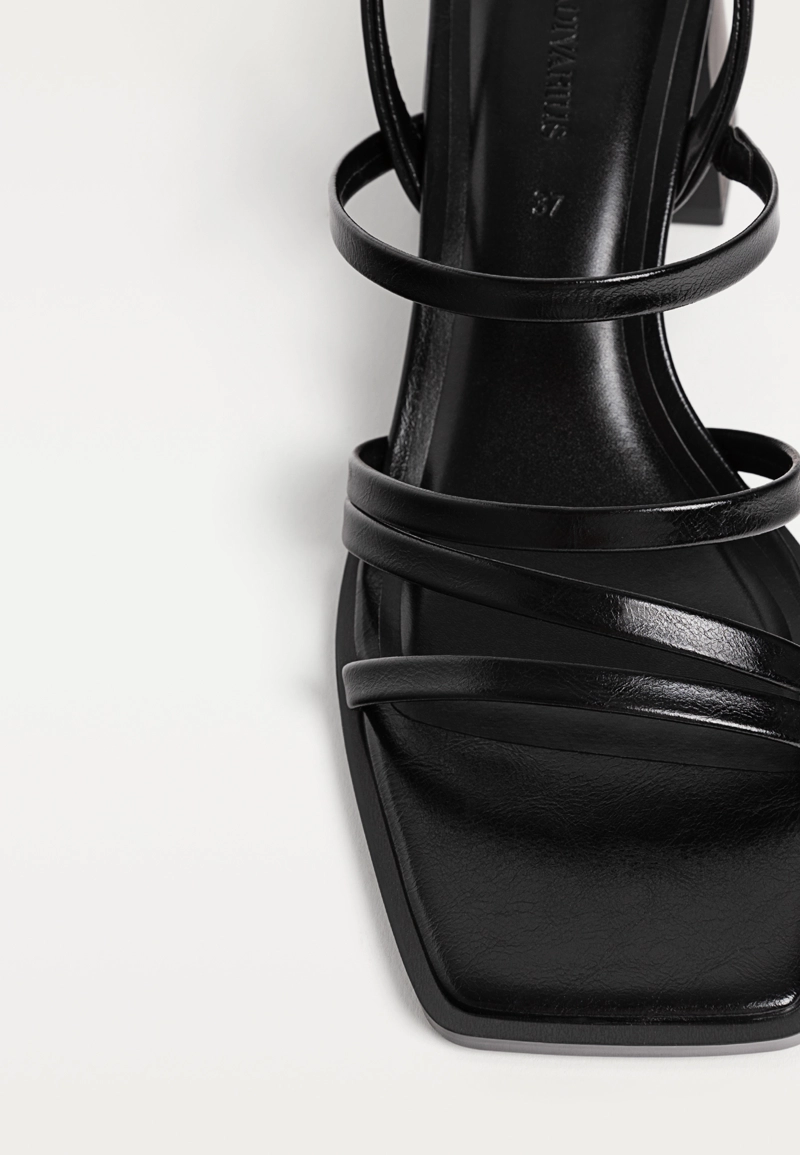 Босоножки на широком каблуке с ремешками