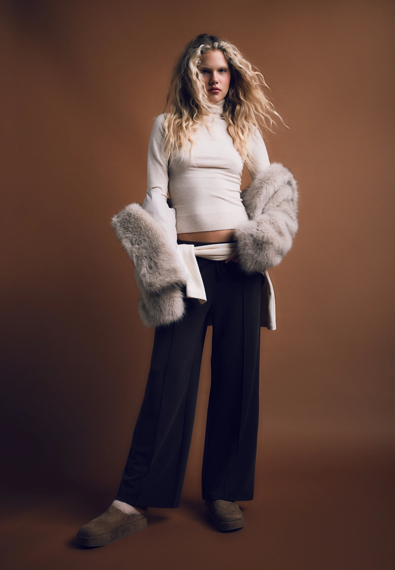 Базовый свитер гладкой вязки с высоким воротником