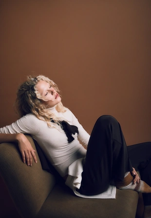 Базовый свитер гладкой вязки с высоким воротником- Заказать в России