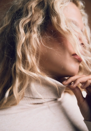 Базовый свитер гладкой вязки с высоким воротником- Заказать в России