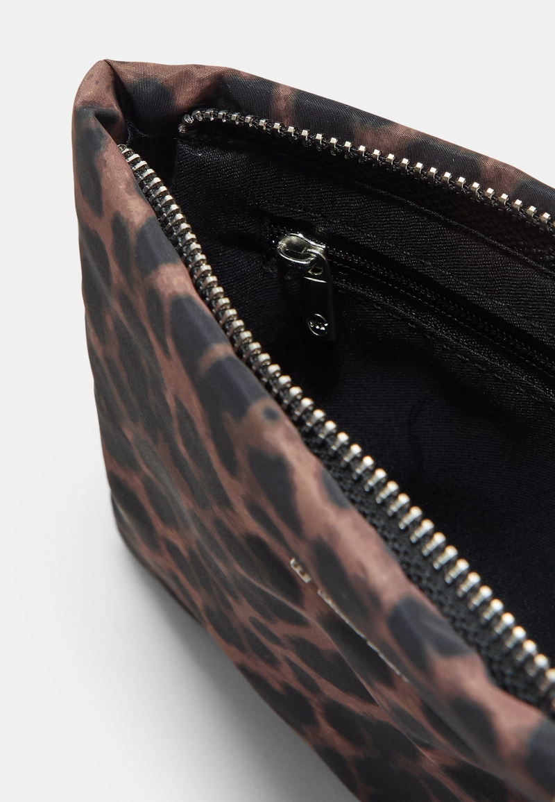 Косметичка на молнии с леопардовым принтом