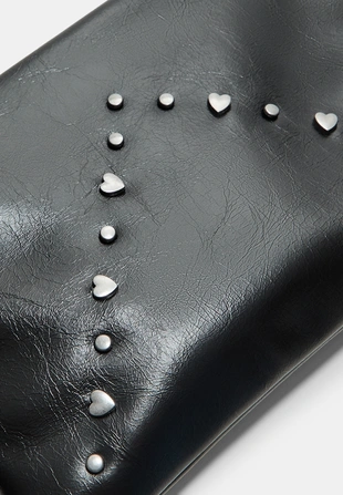 Косметичка из искусственной кожи с сердечками и заклепками- Заказать в России