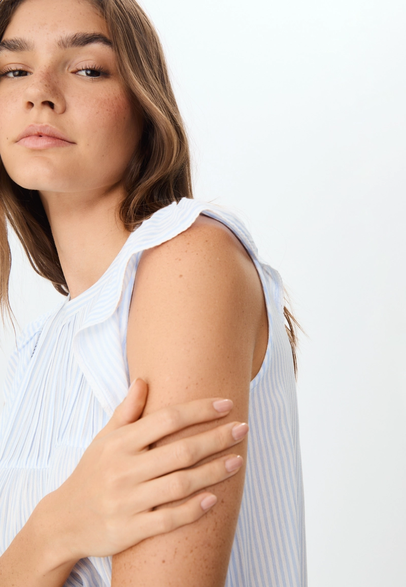 Блузка из струящейся ткани с воланами