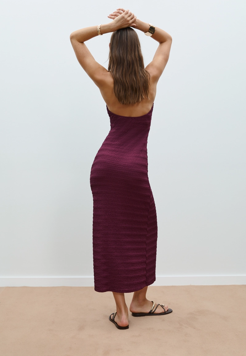 Текстурное платье миди с горловиной халтер