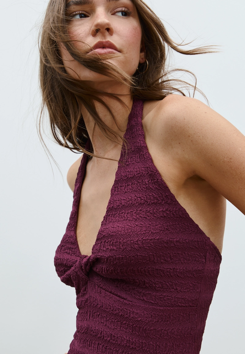 Текстурное платье миди с горловиной халтер