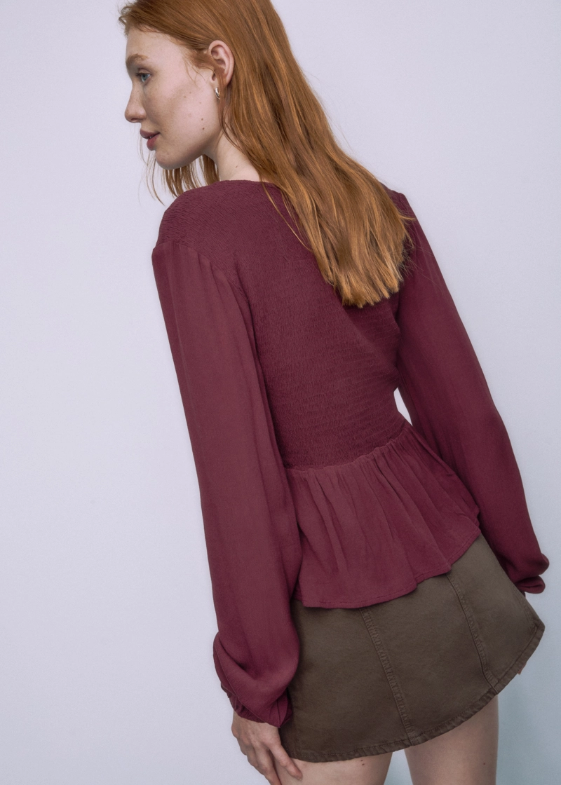 Легкая блузка с длинными рукавами