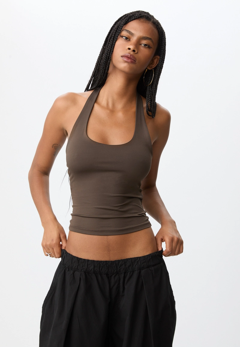 Футболка с горловиной халтер