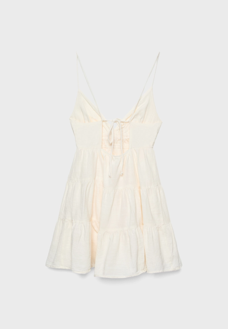 Короткое струящееся платье с завязками на спине