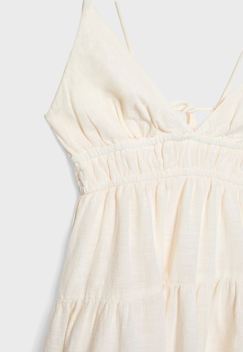 Короткое струящееся платье с завязками на спине