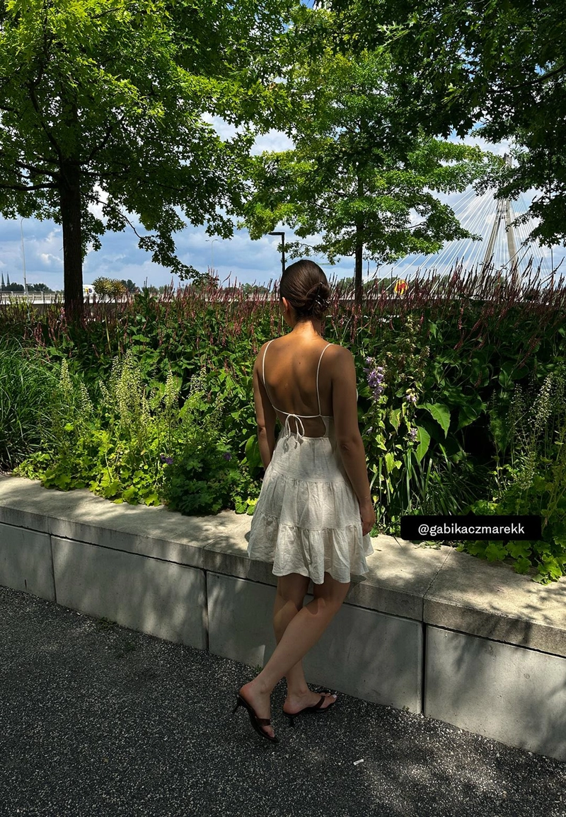 Короткое струящееся платье с завязками на спине