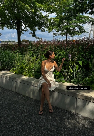 Короткое струящееся платье с завязками на спине- Заказать в России