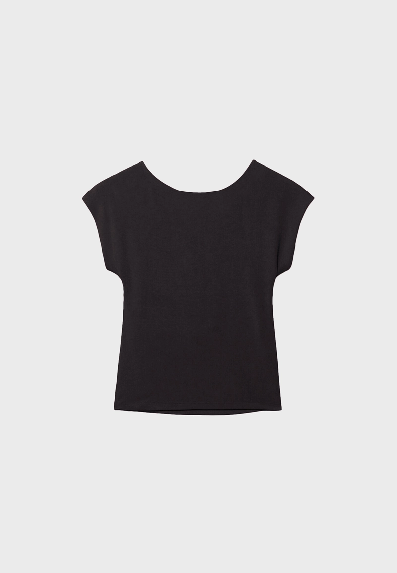 Футболка с открытой спиной