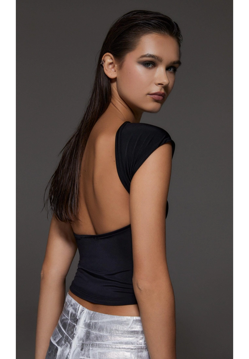 Футболка с открытой спиной