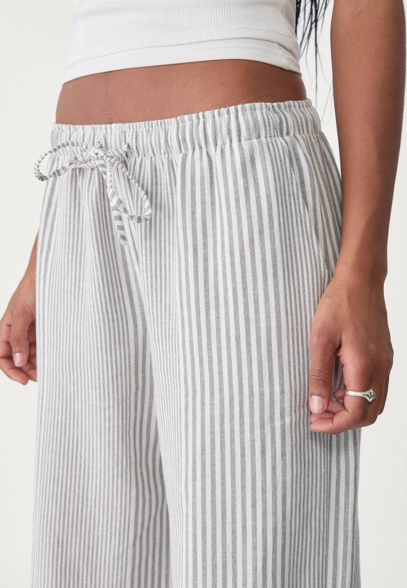 Легкие брюки в полоску с льняной тканью