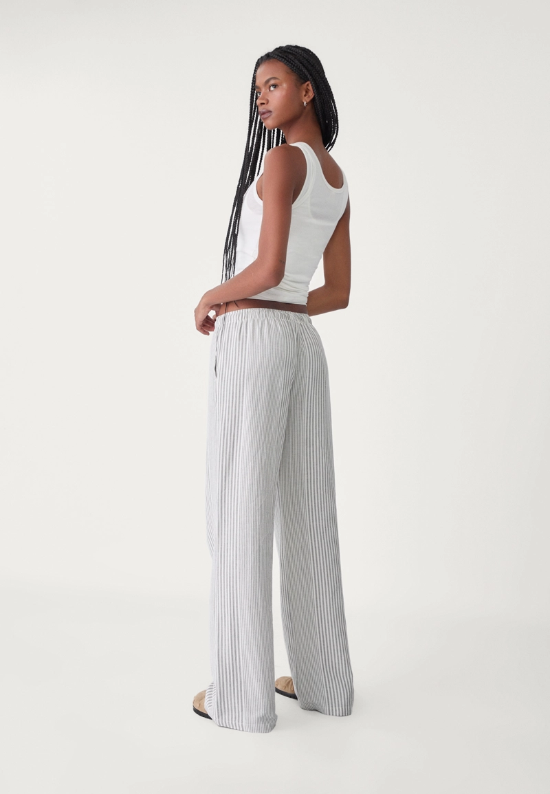 Легкие брюки в полоску с льняной тканью