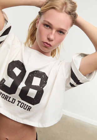 Укороченная футболка с принтом- Заказать в России