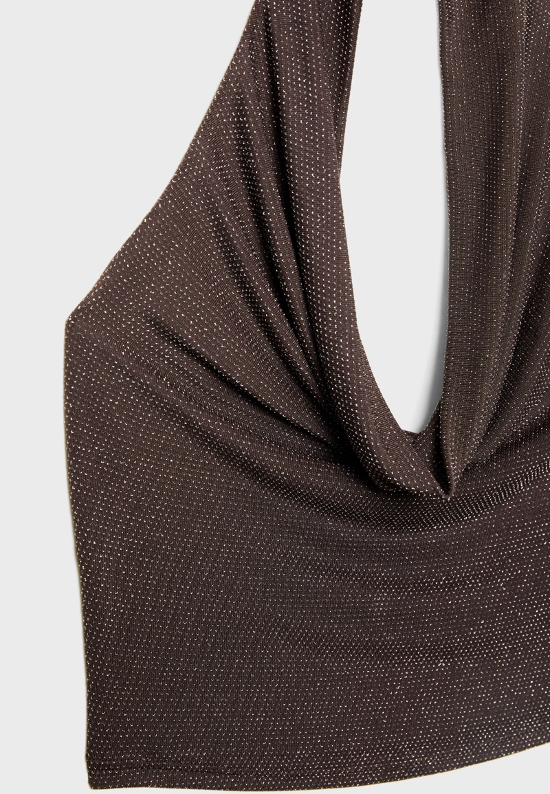 Топ с горловиной халтер и блестящей отделкой