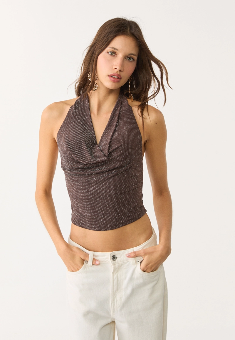 Топ с горловиной халтер и блестящей отделкой