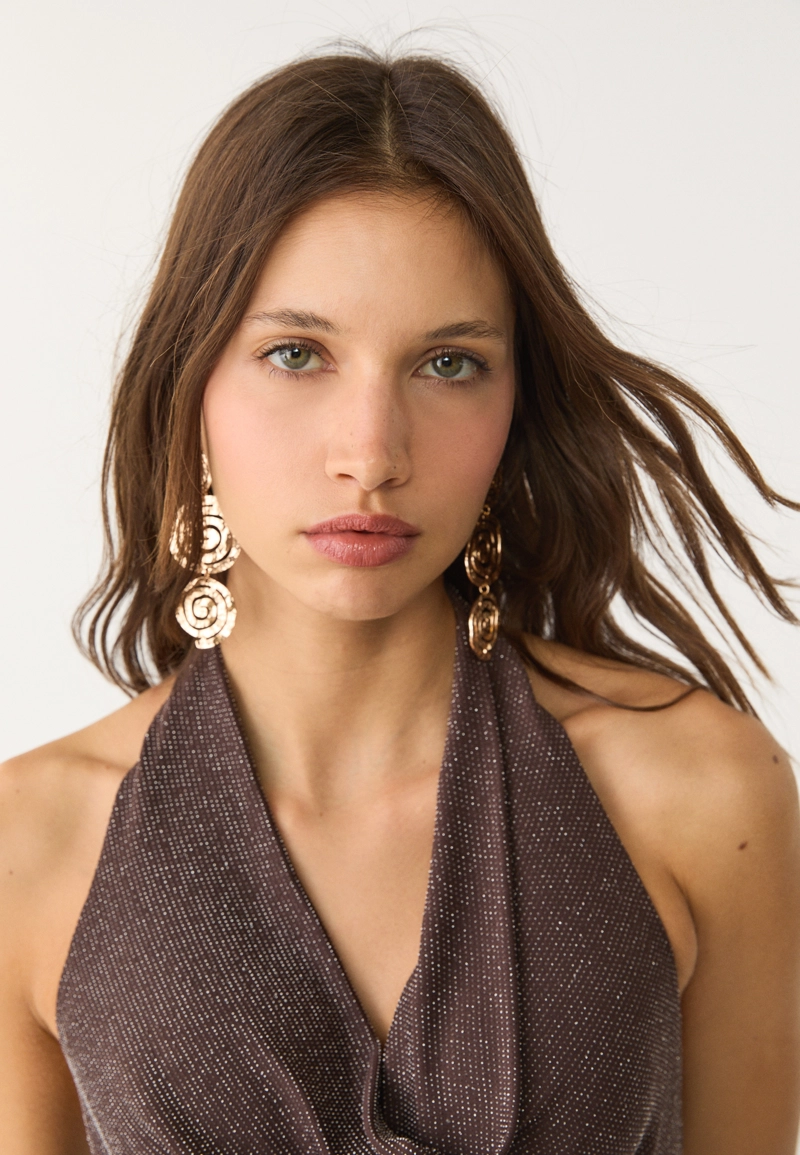 Топ с горловиной халтер и блестящей отделкой