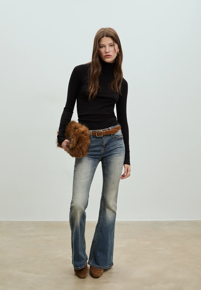 Трикотажный свитер с высоким воротом