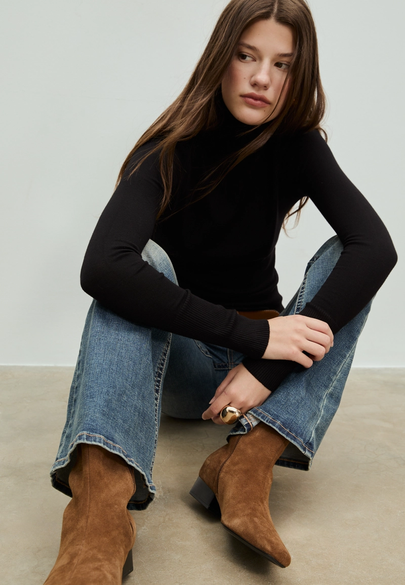 Трикотажный свитер с высоким воротом