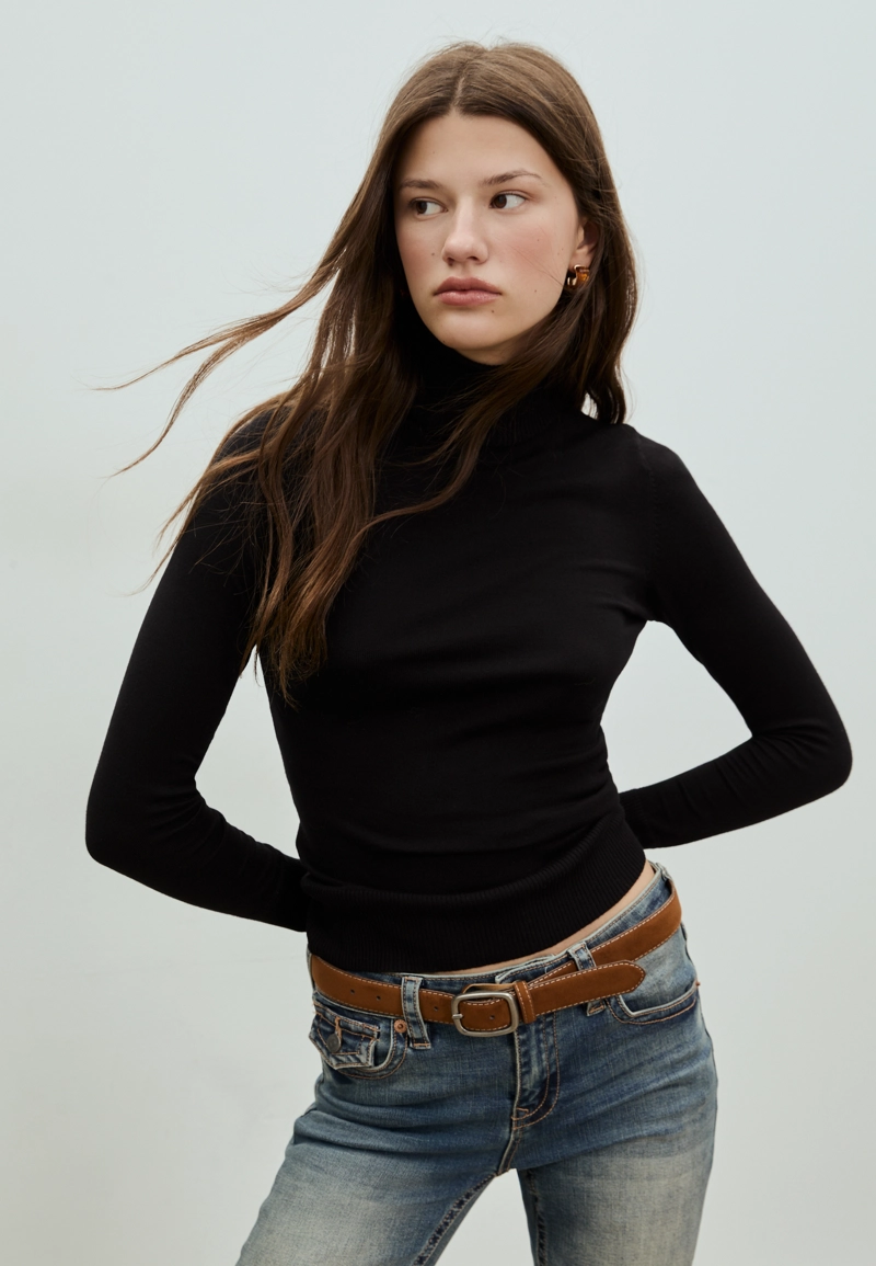 Трикотажный свитер с высоким воротом