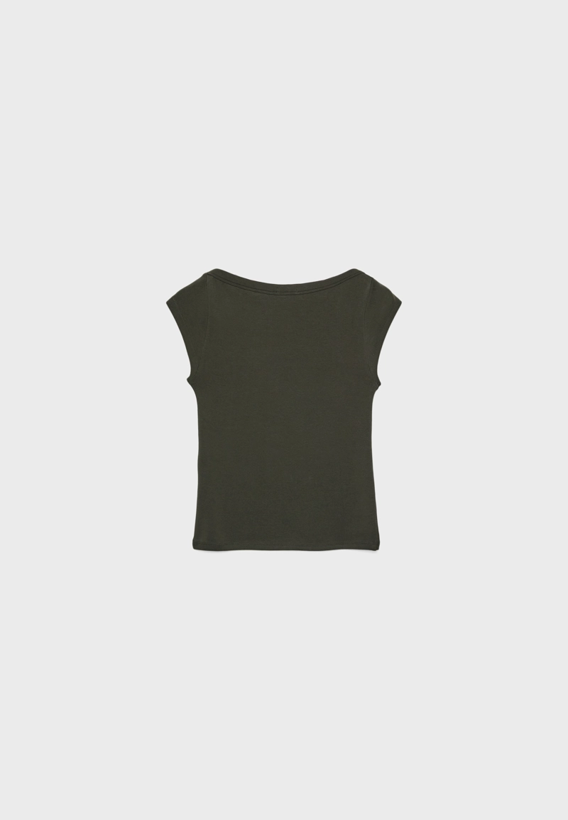 Базовая футболка с вырезом «лодочка»