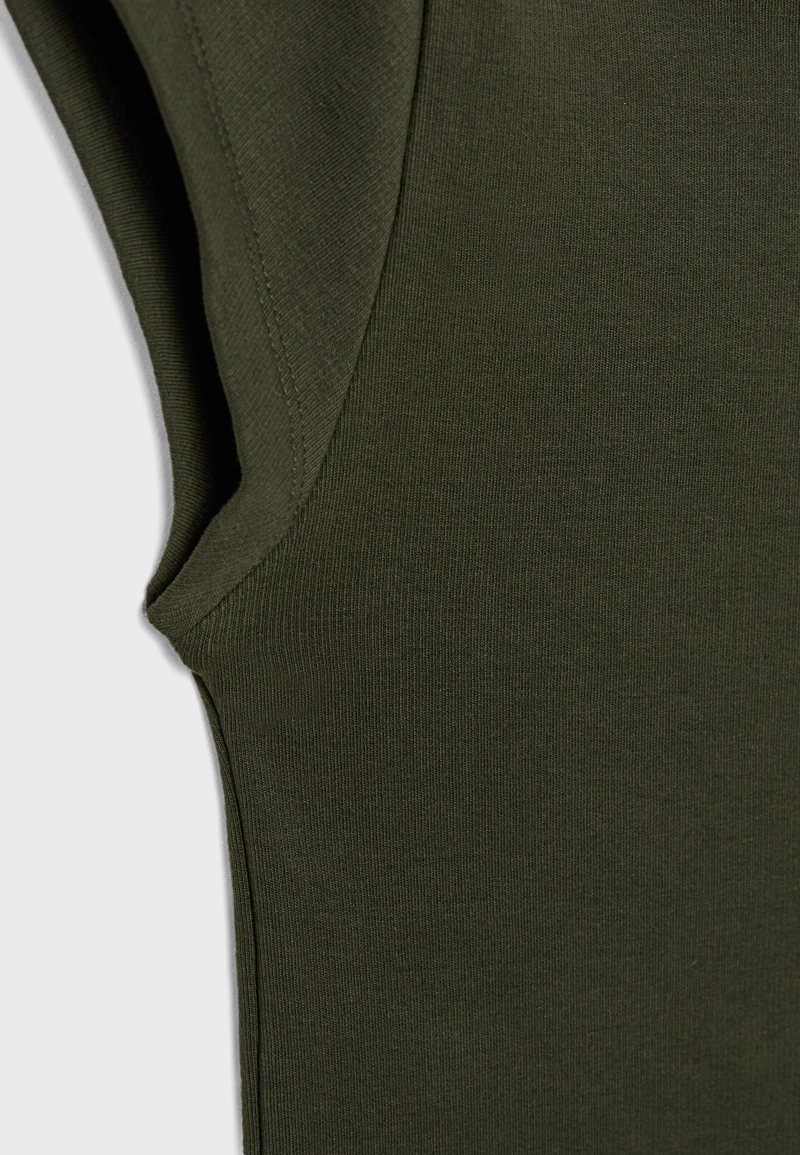 Базовая футболка с вырезом «лодочка»