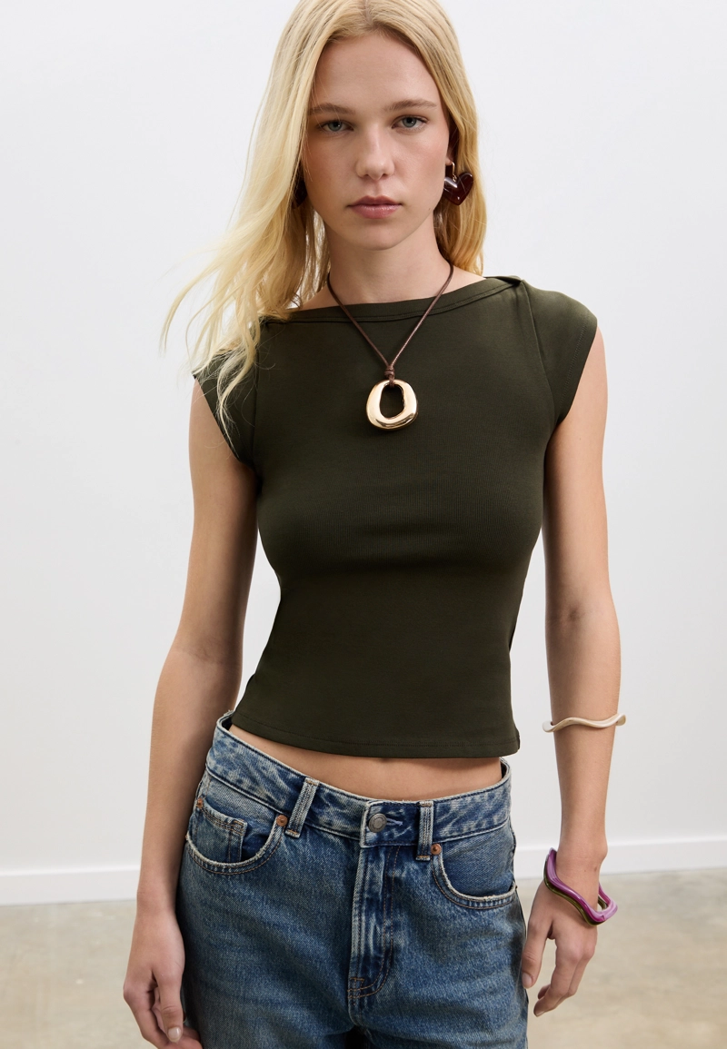 Базовая футболка с вырезом «лодочка»