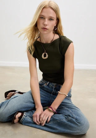 Базовая футболка с вырезом «лодочка»- Заказать в России