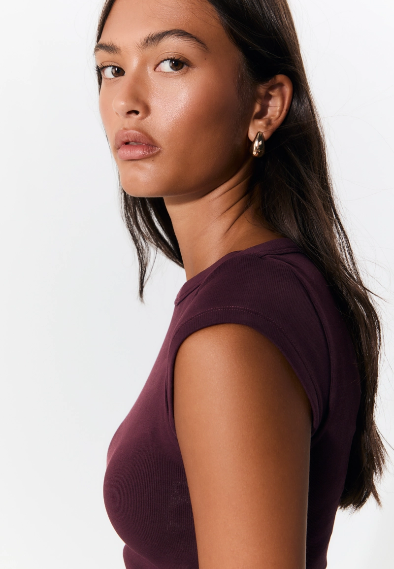 Базовая футболка с вырезом «лодочка»