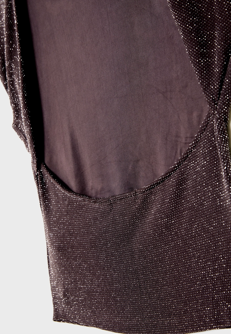 Футболка с открытой спиной и блестящей отделкой