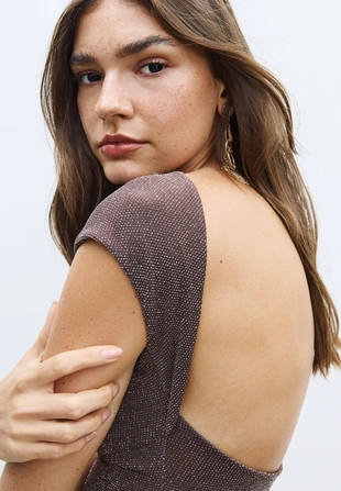 Футболка с открытой спиной и блестящей отделкой- Заказать в России