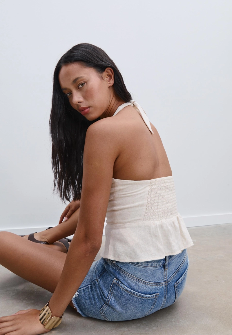 Топ с горловиной халтер на пуговицах с льняной тканью