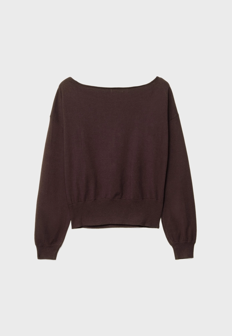 Трикотажный свитер с вырезом «лодочка»