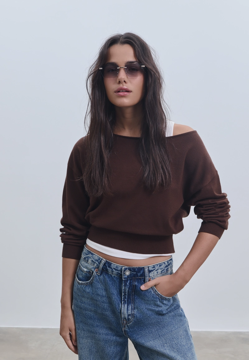 Трикотажный свитер с вырезом «лодочка»