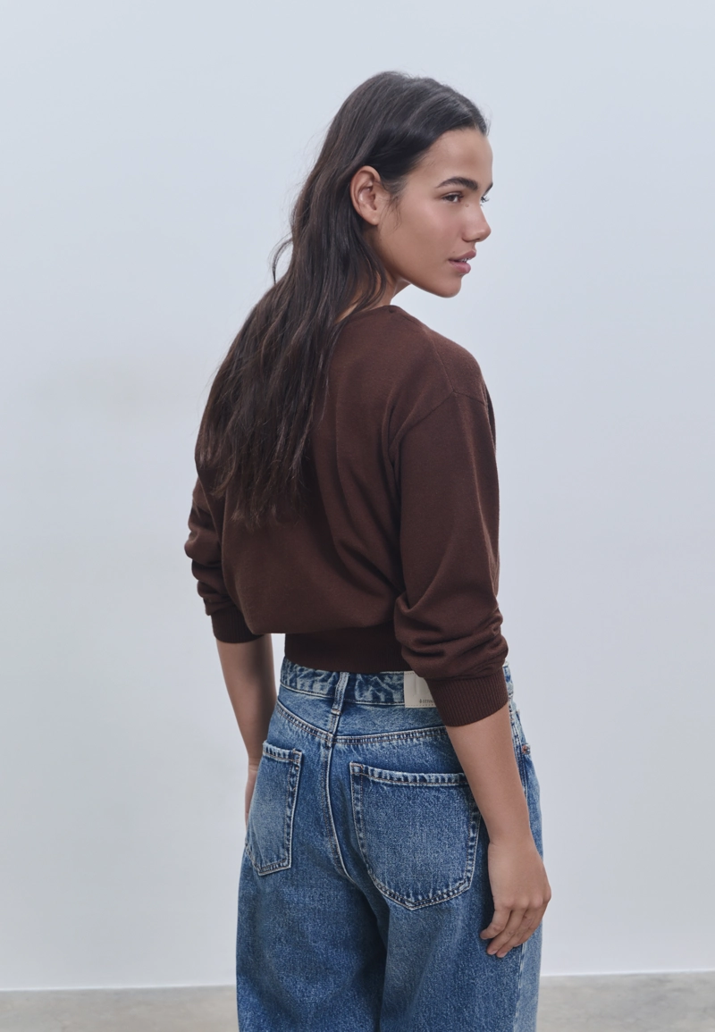 Трикотажный свитер с вырезом «лодочка»