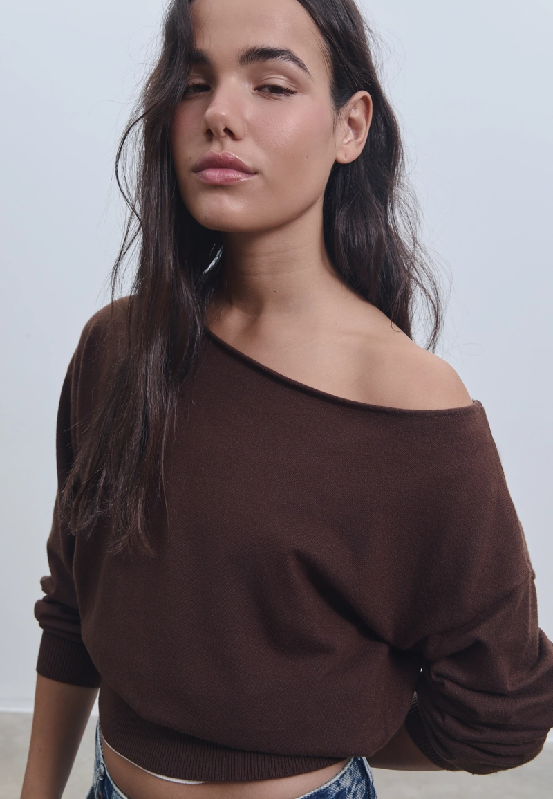 Трикотажный свитер с вырезом «лодочка»