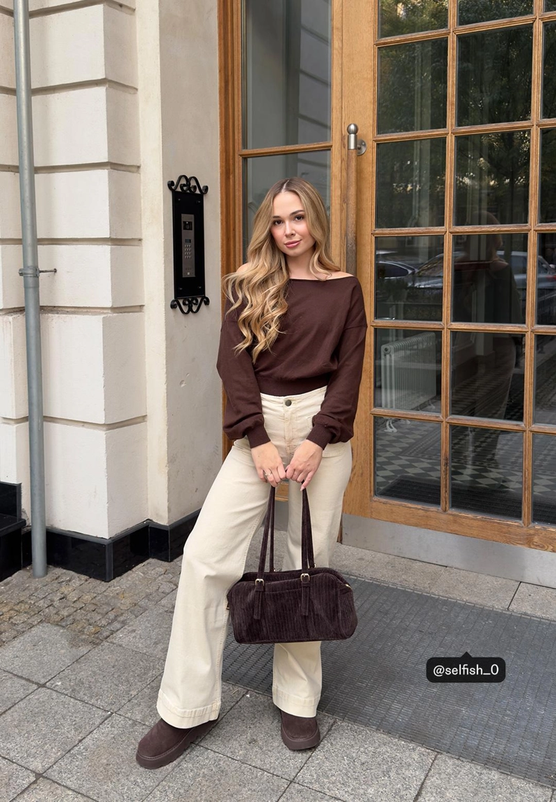 Трикотажный свитер с вырезом «лодочка»