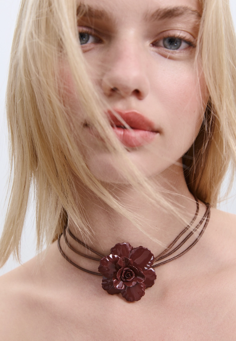 Ожерелье на шнурке с металлическим цветком