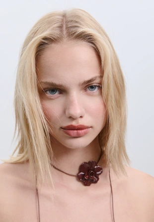 Ожерелье на шнурке с металлическим цветком- Заказать в России