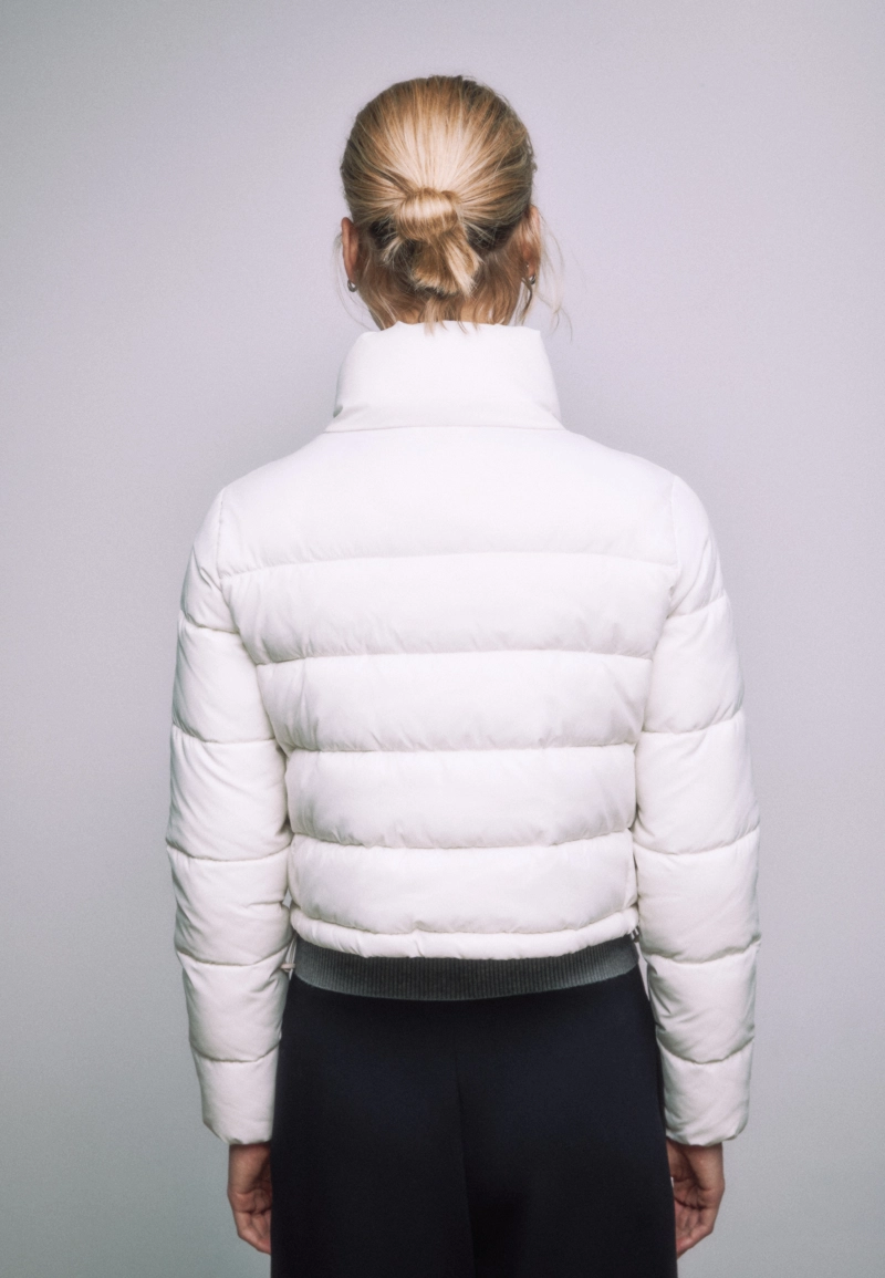 Стеганая куртка с высоким воротником