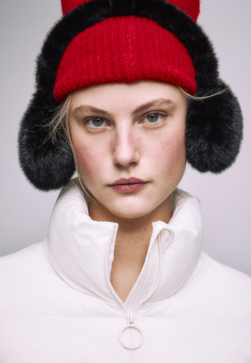 Стеганая куртка с высоким воротником