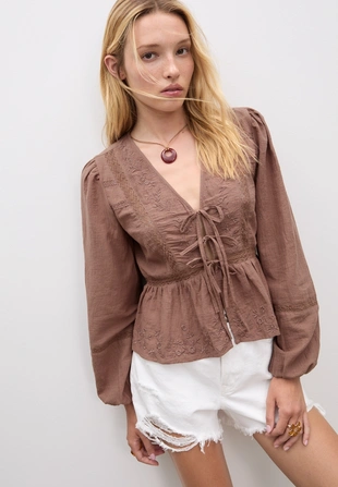 Легкая блузка с вышивкой и узлом- Заказать в России