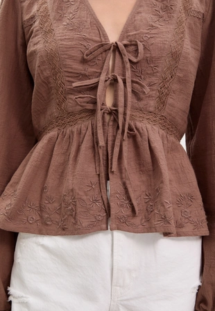Легкая блузка с вышивкой и узлом- Заказать в России