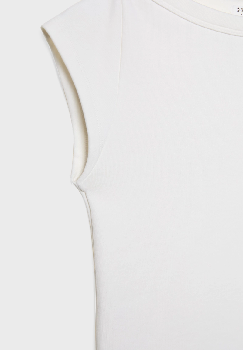 Базовая футболка с вырезом «лодочка»