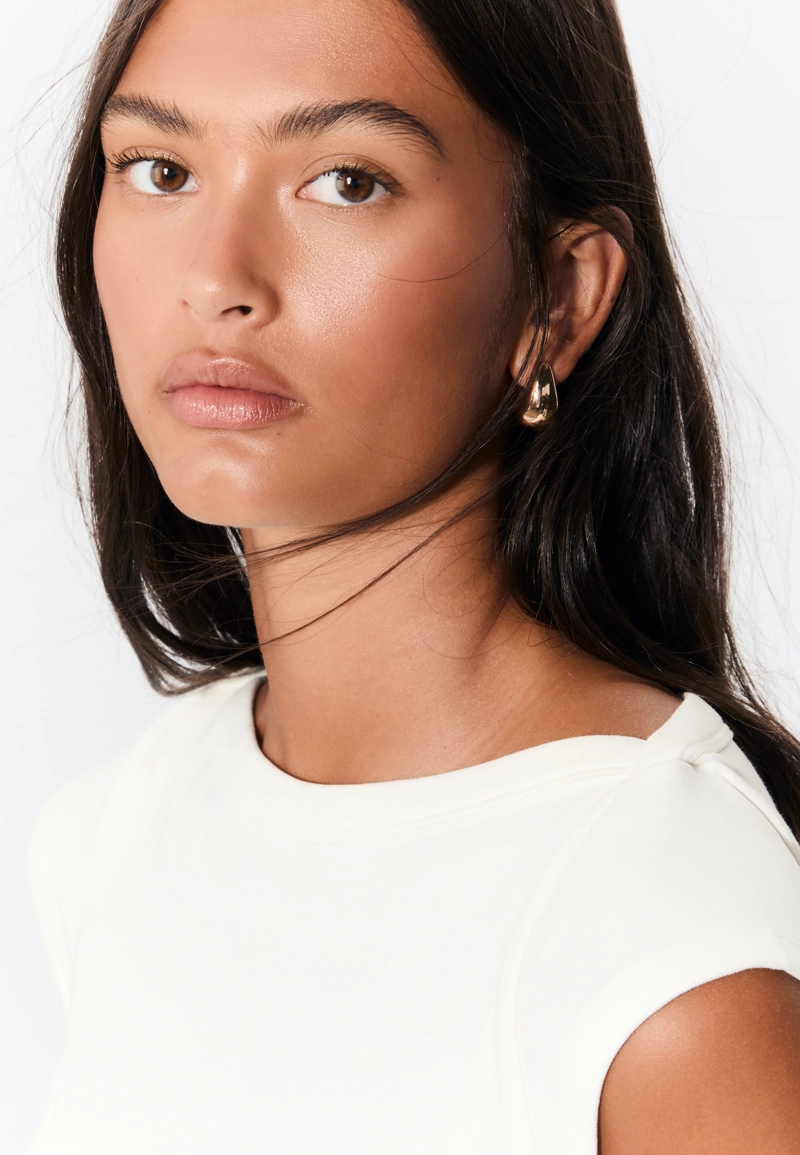 Базовая футболка с вырезом «лодочка»