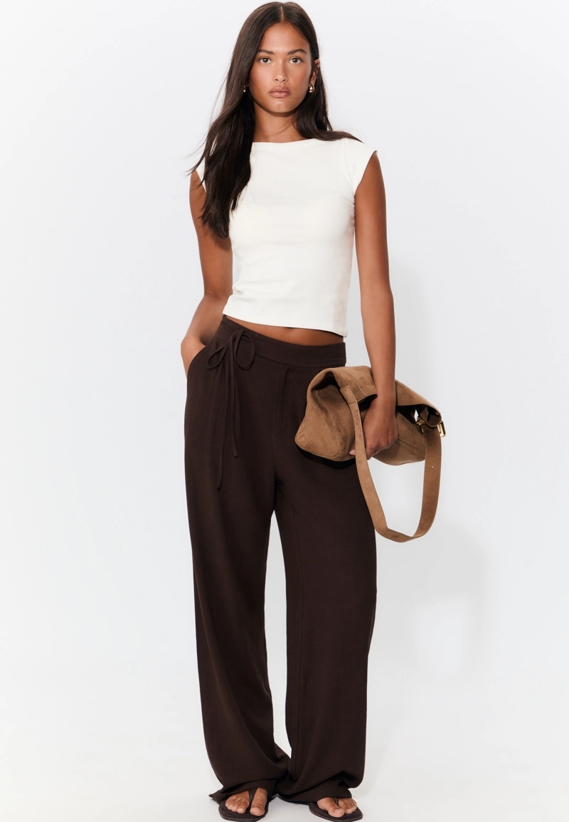 Базовая футболка с вырезом «лодочка»